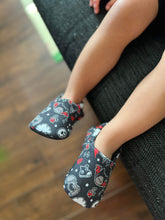 Load image into Gallery viewer, Emo Bat Kawaii Booties
